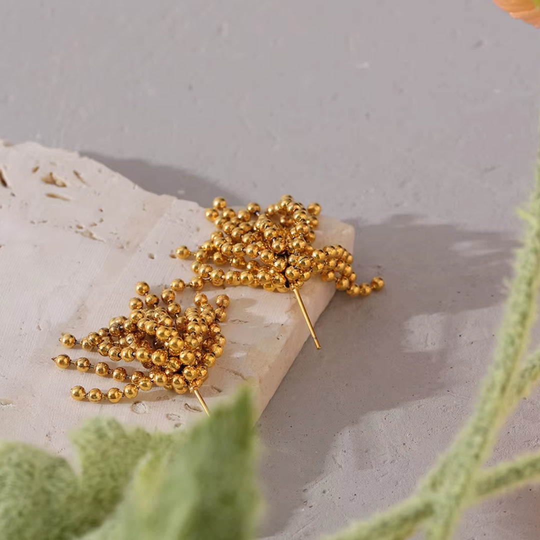 Pendientes geométricos dorados chapados en oro de 18K, inspirados en fuegos artificiales. Elegancia y resistencia al agua en un diseño único.
https://lenorajewelry.com/pendientes-luz-radiante-18k