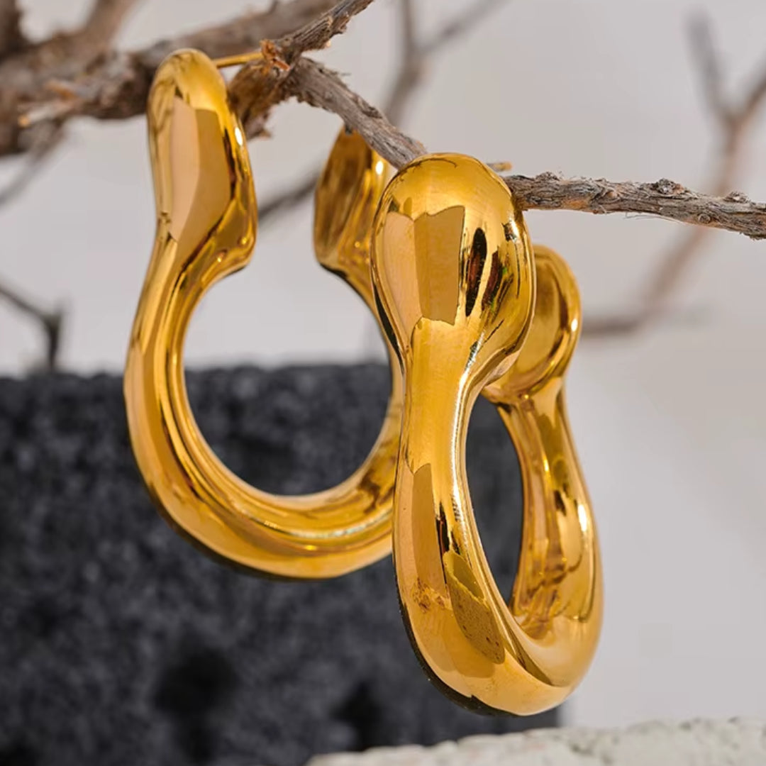 https://lenorajewelry.com/aretes-geometricos-dorados-acero-inoxidablearetes geométricos, pendientes dorados, aretes de acero inoxidable, joyería moderna, pendientes elegantes, joyería de alta calidad, moda minimalista, aretes únicos, accesorios dorados