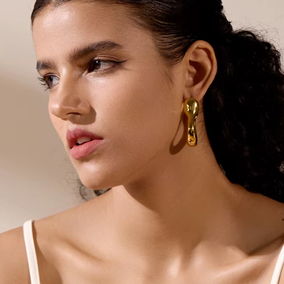 https://lenorajewelry.com/aretes-geometricos-dorados-acero-inoxidablearetes geométricos, pendientes dorados, aretes de acero inoxidable, joyería moderna, pendientes elegantes, joyería de alta calidad, moda minimalista, aretes únicos, accesorios dorados