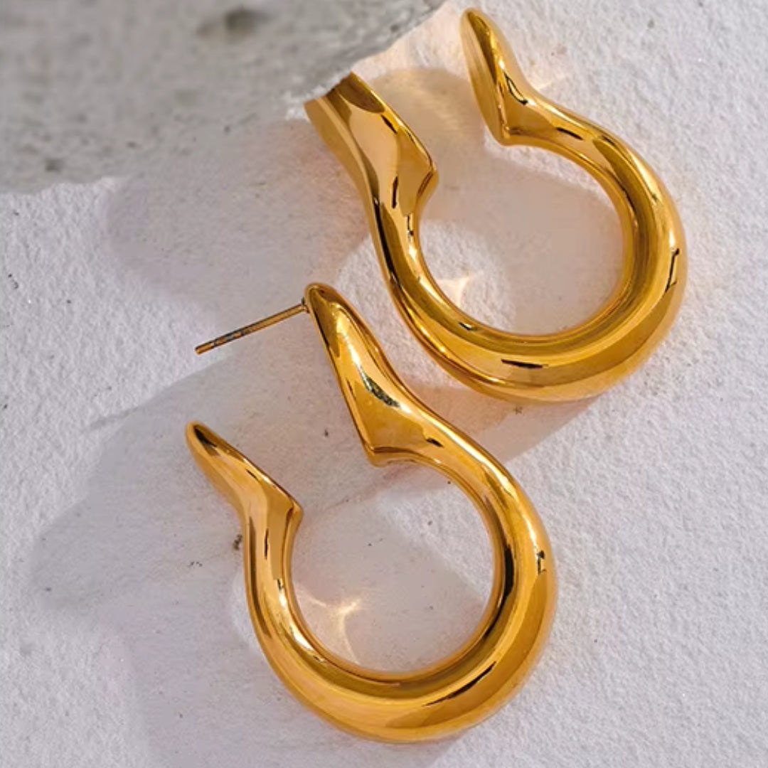 https://lenorajewelry.com/aretes-geometricos-dorados-acero-inoxidablearetes geométricos, pendientes dorados, aretes de acero inoxidable, joyería moderna, pendientes elegantes, joyería de alta calidad, moda minimalista, aretes únicos, accesorios dorados