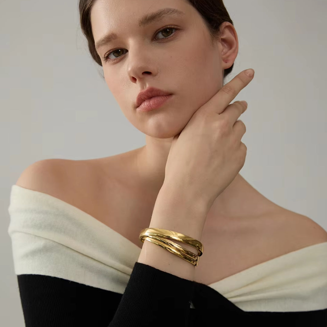 pulsera minimalista, pulsera lisa, pulsera de acero inoxidable, pulsera baño de oro 18k, joyería impermeable, pulsera elegante, pulsera de diseño simple, pulsera para mujeres, brazalete dorado, joyas de moda.