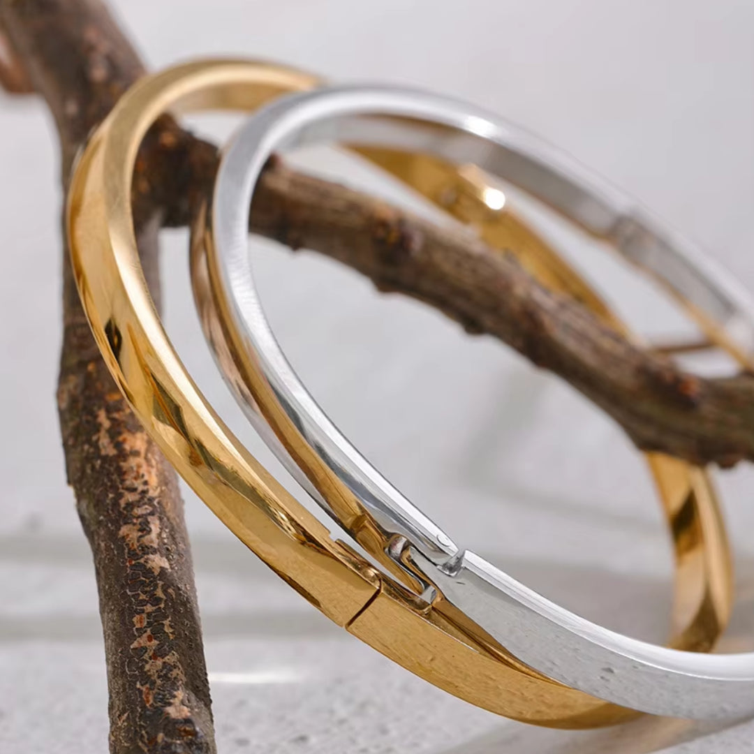 pulsera minimalista, pulsera lisa, pulsera de acero inoxidable, pulsera baño de oro 18k, joyería impermeable, pulsera elegante, pulsera de diseño simple, pulsera para mujeres, brazalete dorado, joyas de moda.