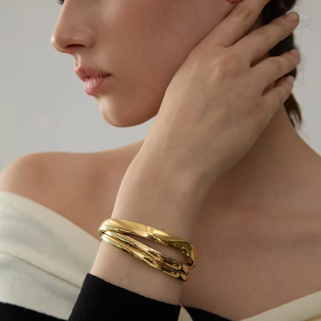 pulsera minimalista, pulsera lisa, pulsera de acero inoxidable, pulsera baño de oro 18k, joyería impermeable, pulsera elegante, pulsera de diseño simple, pulsera para mujeres, brazalete dorado, joyas de moda.