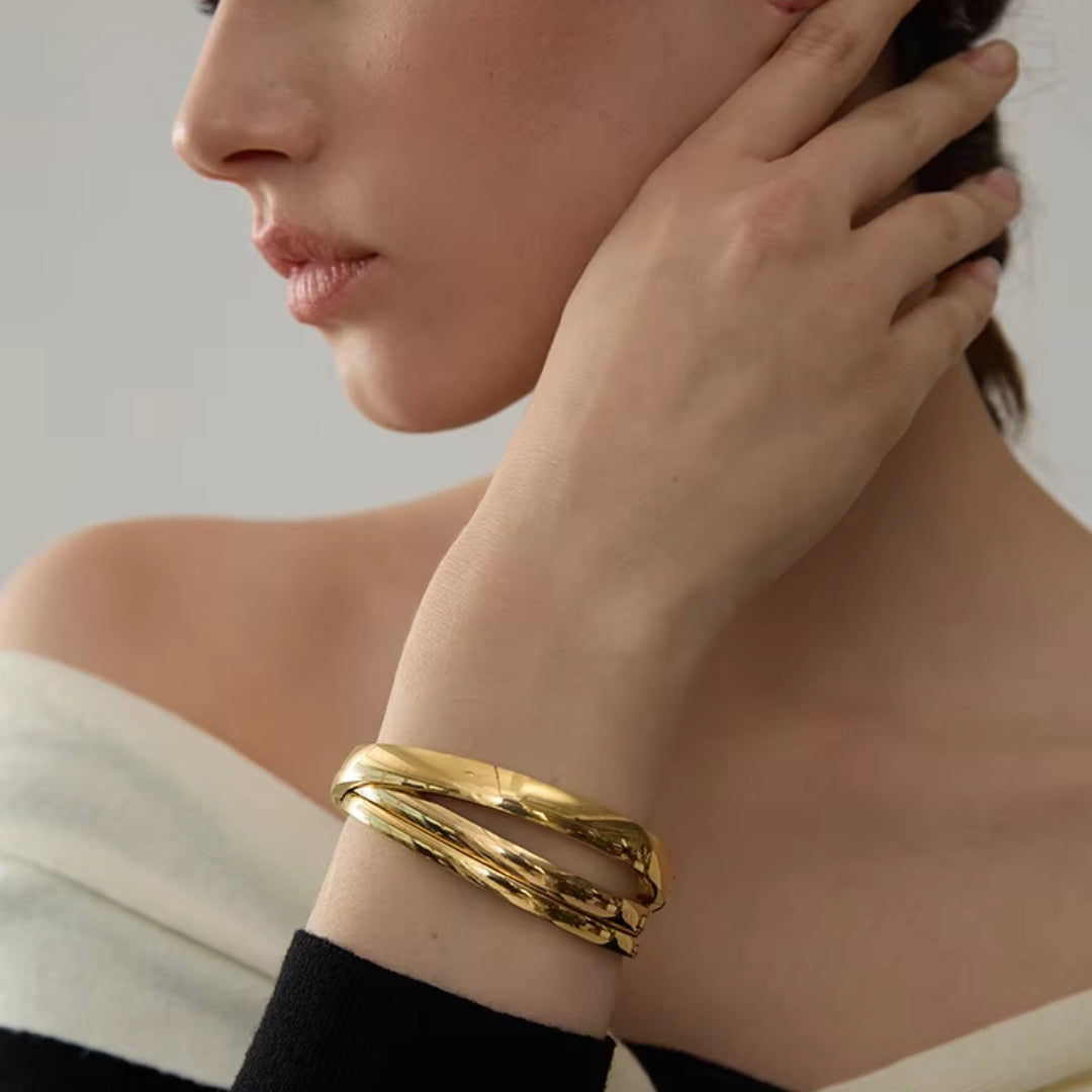 pulsera minimalista, pulsera lisa, pulsera de acero inoxidable, pulsera baño de oro 18k, joyería impermeable, pulsera elegante, pulsera de diseño simple, pulsera para mujeres, brazalete dorado, joyas de moda.