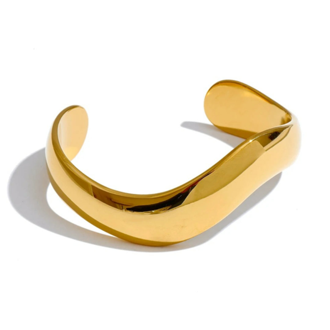 Pulsera Aura Firmeza dorada de acero – lenorajewelry.com/pulsera-aura-firmeza-dorada, pulsera dorada mujer, pulsera abierta elegante, brazalete de acero inoxidable, joyería moderna resistente al agua, LENORA joyas, pulsera minimalista de lujo