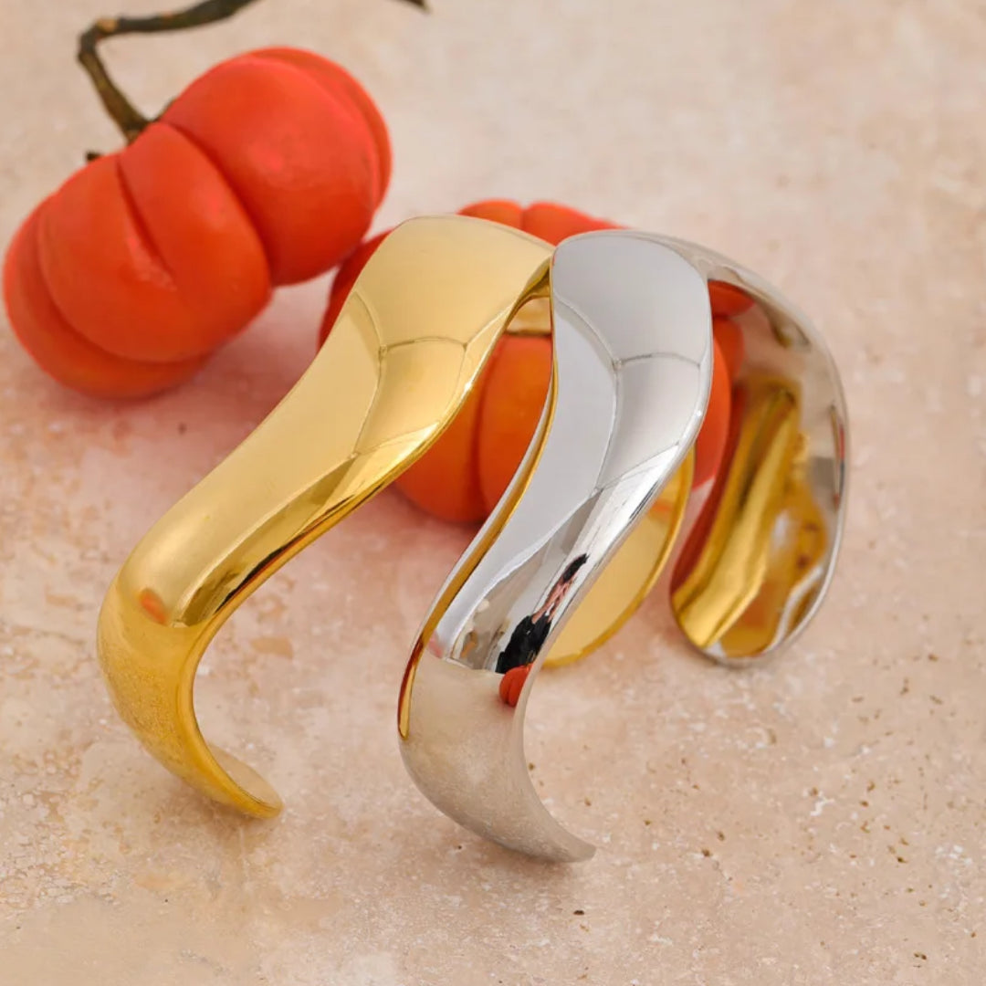 Pulsera Aura Firmeza dorada de acero – lenorajewelry.com/pulsera-aura-firmeza-dorada, pulsera dorada mujer, pulsera abierta elegante, brazalete de acero inoxidable, joyería moderna resistente al agua, LENORA joyas, pulsera minimalista de lujo