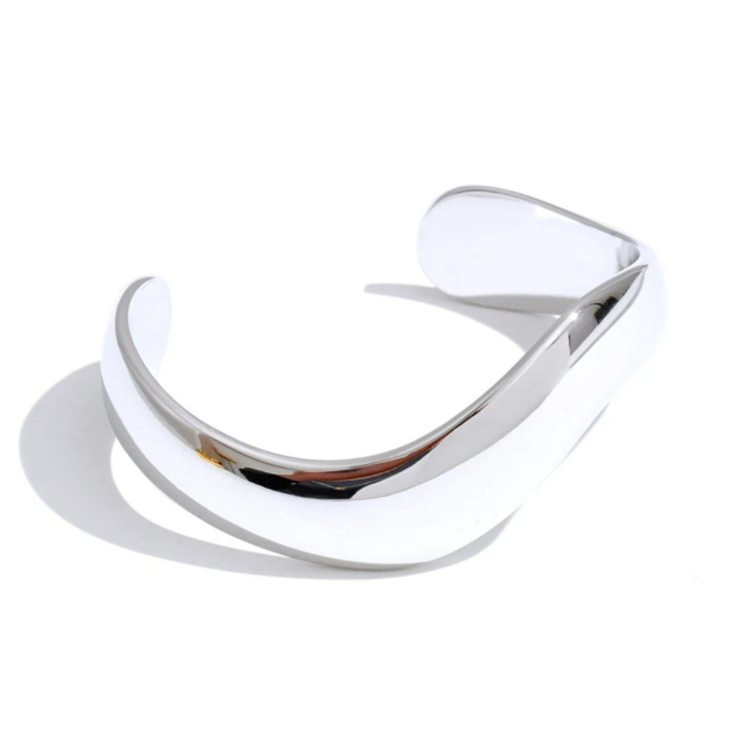 Pulsera Aura Firmeza dorada de acero – lenorajewelry.com/pulsera-aura-firmeza-dorada, pulsera dorada mujer, pulsera abierta elegante, brazalete de acero inoxidable, joyería moderna resistente al agua, LENORA joyas, pulsera minimalista de lujo