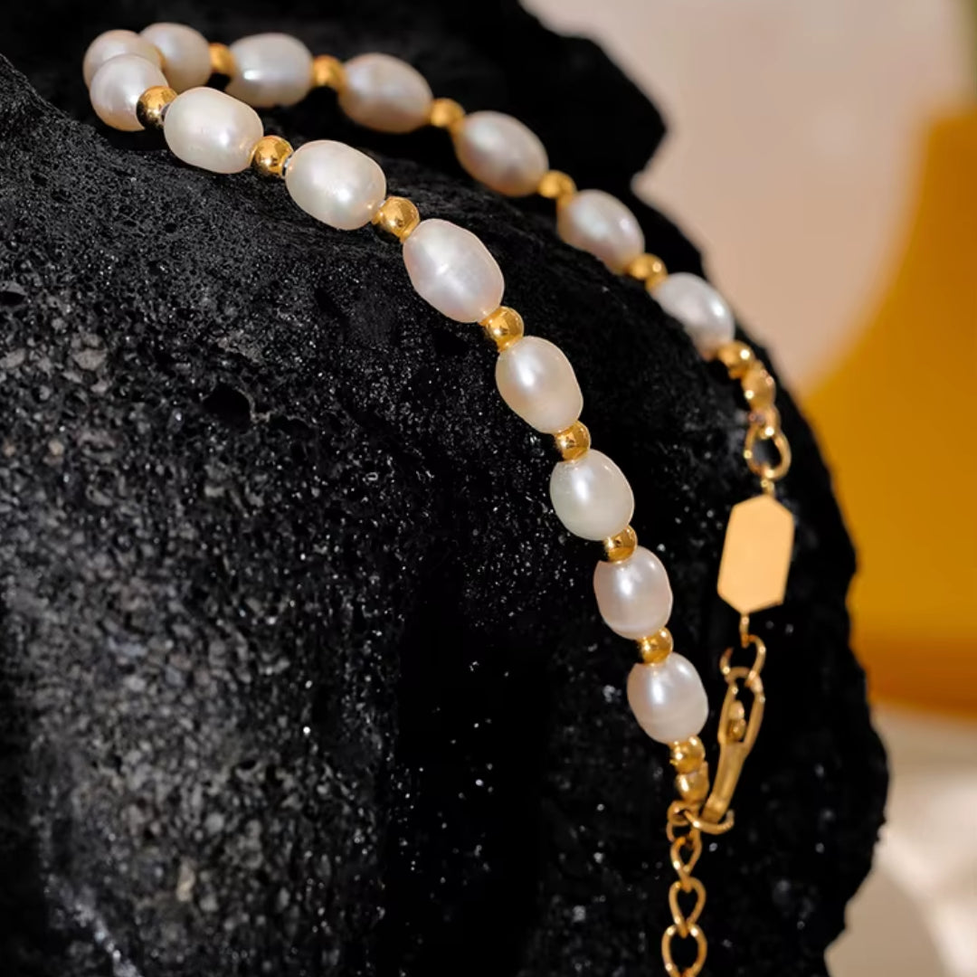 pulsera de perlas, perlas naturales, pulsera artesanal, joyas de verano, acero inoxidable, impermeable, elegante, baño de oro