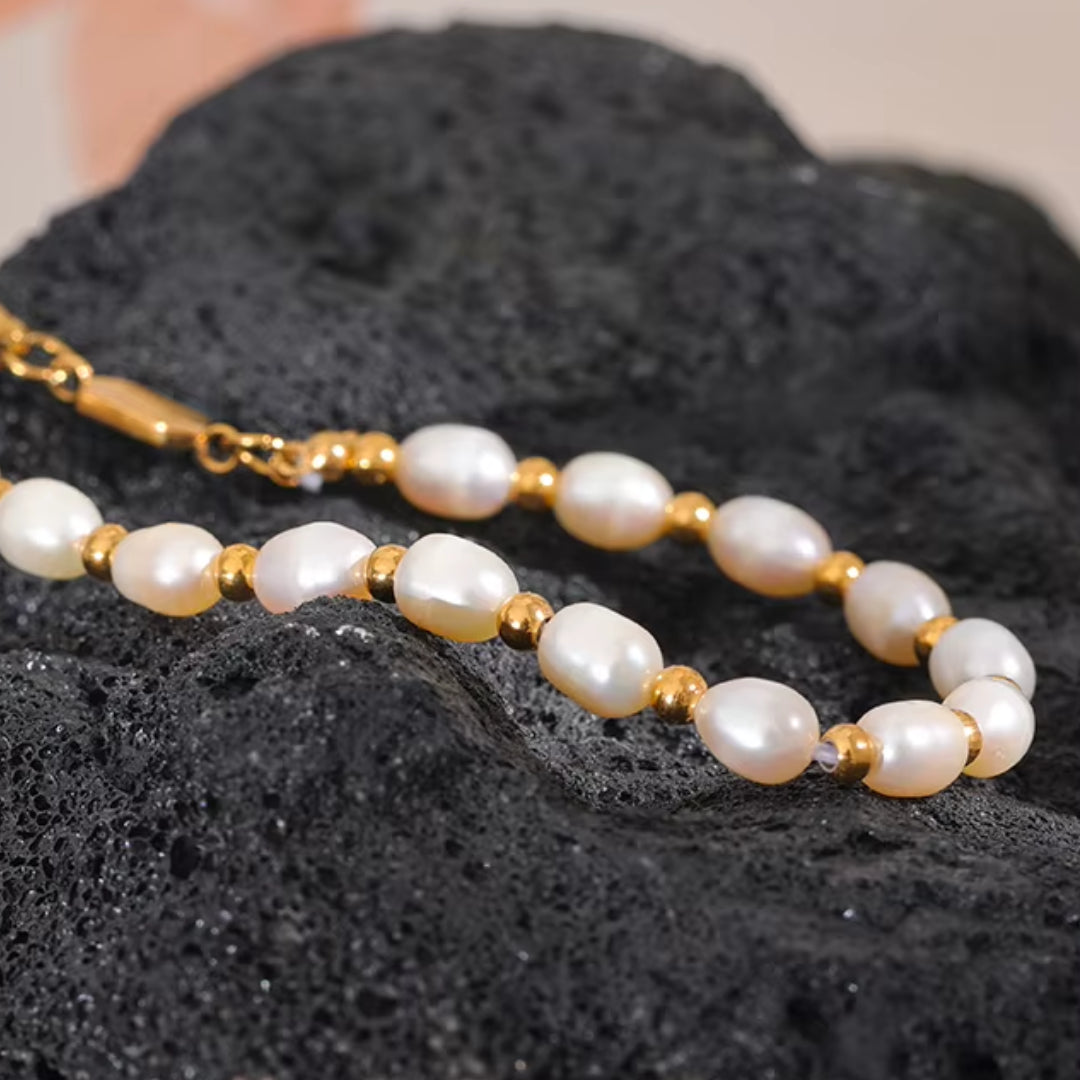pulsera de perlas, perlas naturales, pulsera artesanal, joyas de verano, acero inoxidable, impermeable, elegante, baño de oro