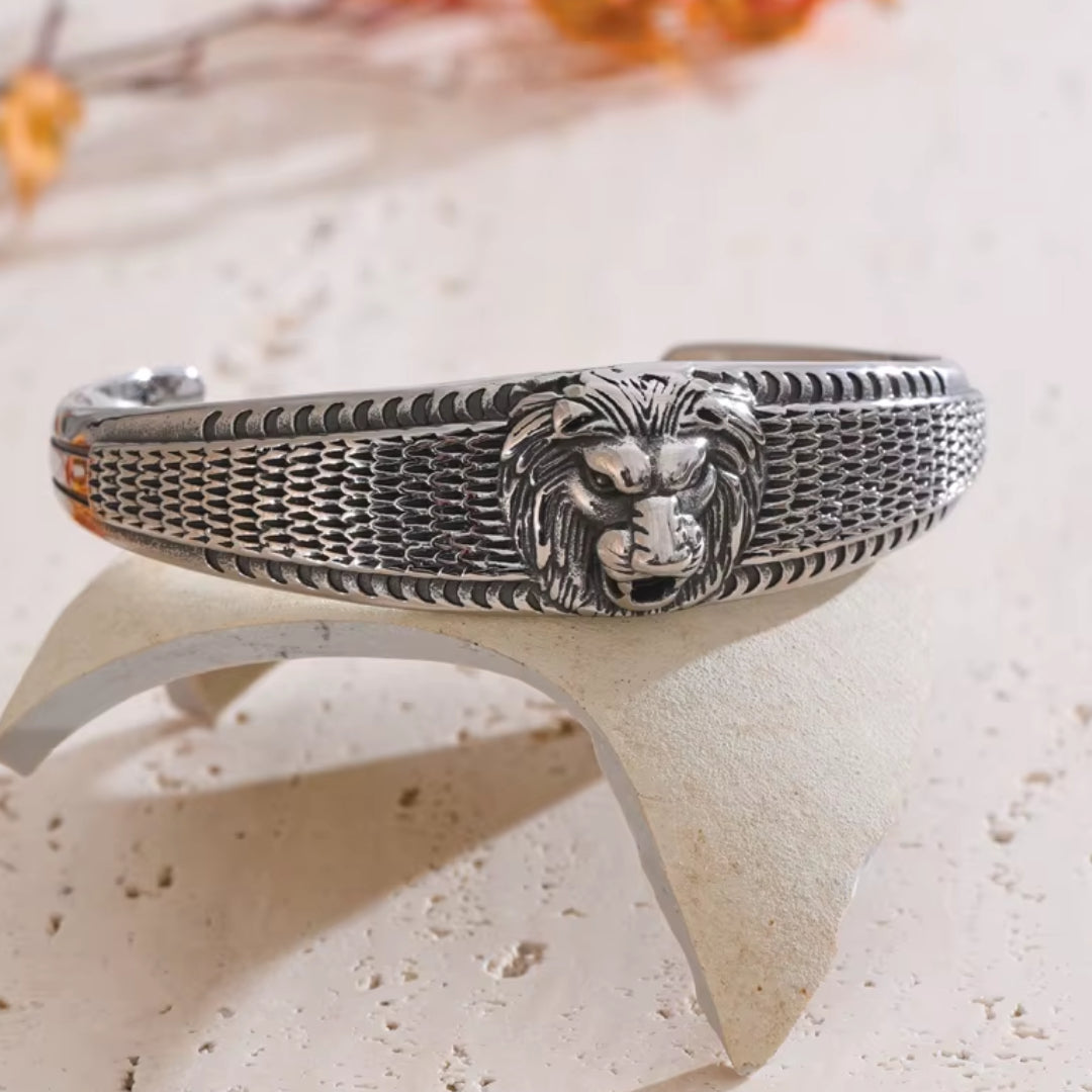 pulsera masculina, joyería vintage, aço inoxidável, accesorios con león, moda clásica, pulsera abierta, regalo para hombres, joyas doradas

