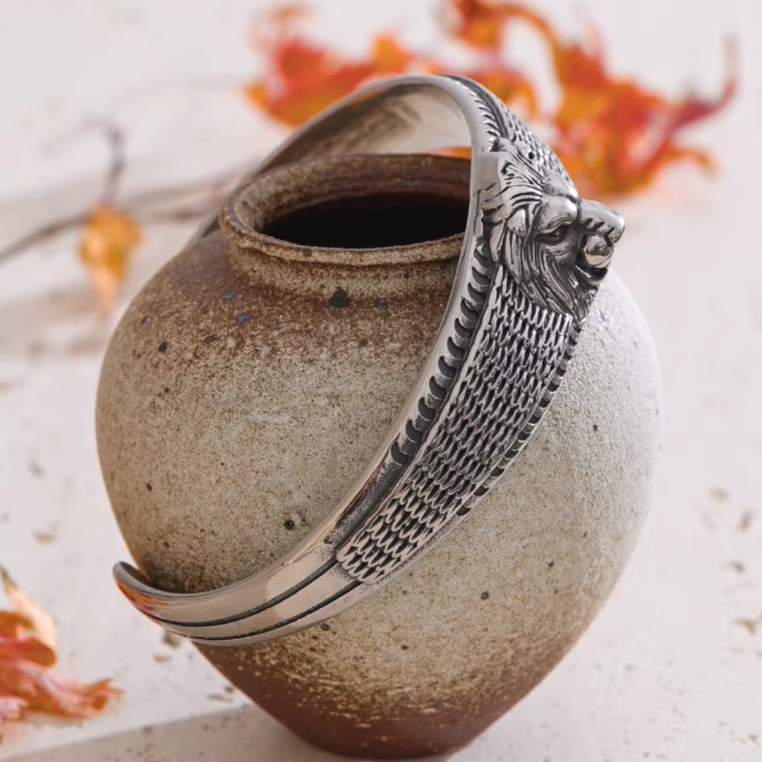 pulsera masculina, joyería vintage, aço inoxidável, accesorios con león, moda clásica, pulsera abierta, regalo para hombres, joyas doradas

