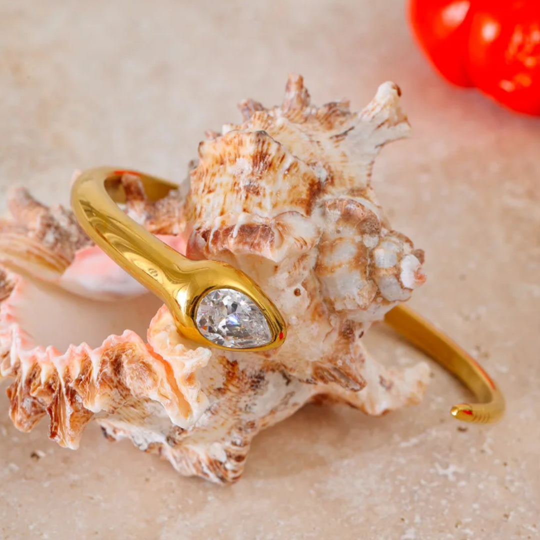 Pulsera tipo cuff con zircônia cúbica brillante, Brazalete dorado de diseño serpiente LENORA, Pulsera Serpentina Dorada con circonias – lenorajewelry.com/pulsera-serpentina-dorada-circonia