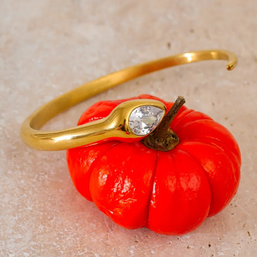 Pulsera tipo cuff con zircônia cúbica brillante, Brazalete dorado de diseño serpiente LENORA, Pulsera Serpentina Dorada con circonias – lenorajewelry.com/pulsera-serpentina-dorada-circonia