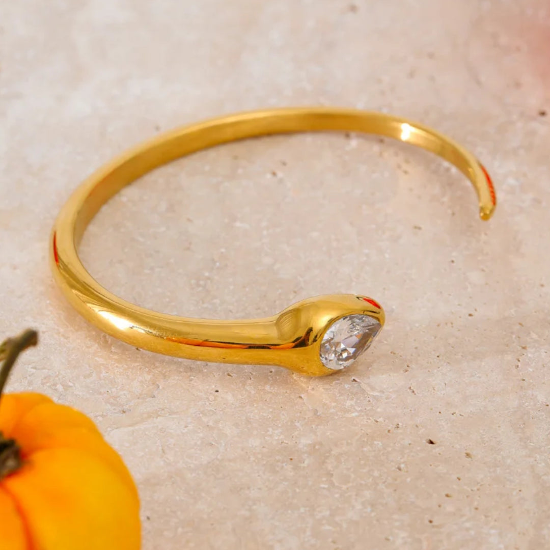 Pulsera tipo cuff con zircônia cúbica brillante, Brazalete dorado de diseño serpiente LENORA, Pulsera Serpentina Dorada con circonias – lenorajewelry.com/pulsera-serpentina-dorada-circonia