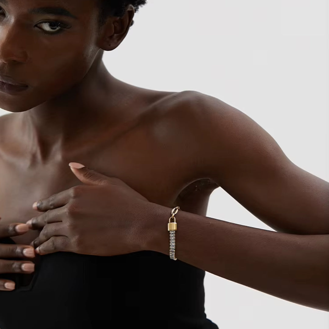 Pulsera de acero inoxidable con baño de oro y zirconia cúbica
https://lenorajewelry.com/pulsera-acero-inoxidable-zirconia-oro