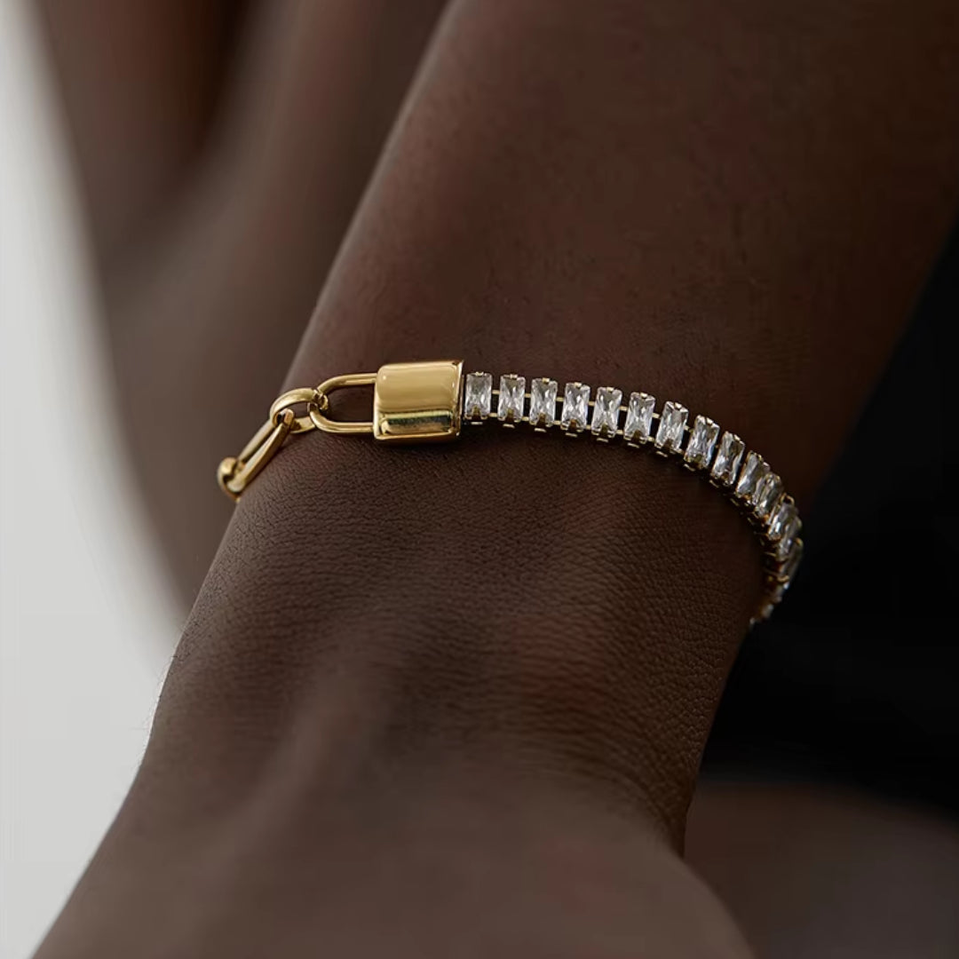 Pulsera de acero inoxidable con baño de oro y zirconia cúbica
https://lenorajewelry.com/pulsera-acero-inoxidable-zirconia-oro