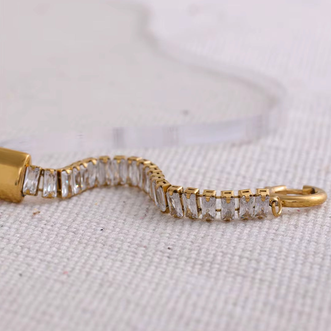 Pulsera de acero inoxidable con baño de oro y zirconia cúbica
https://lenorajewelry.com/pulsera-acero-inoxidable-zirconia-oro