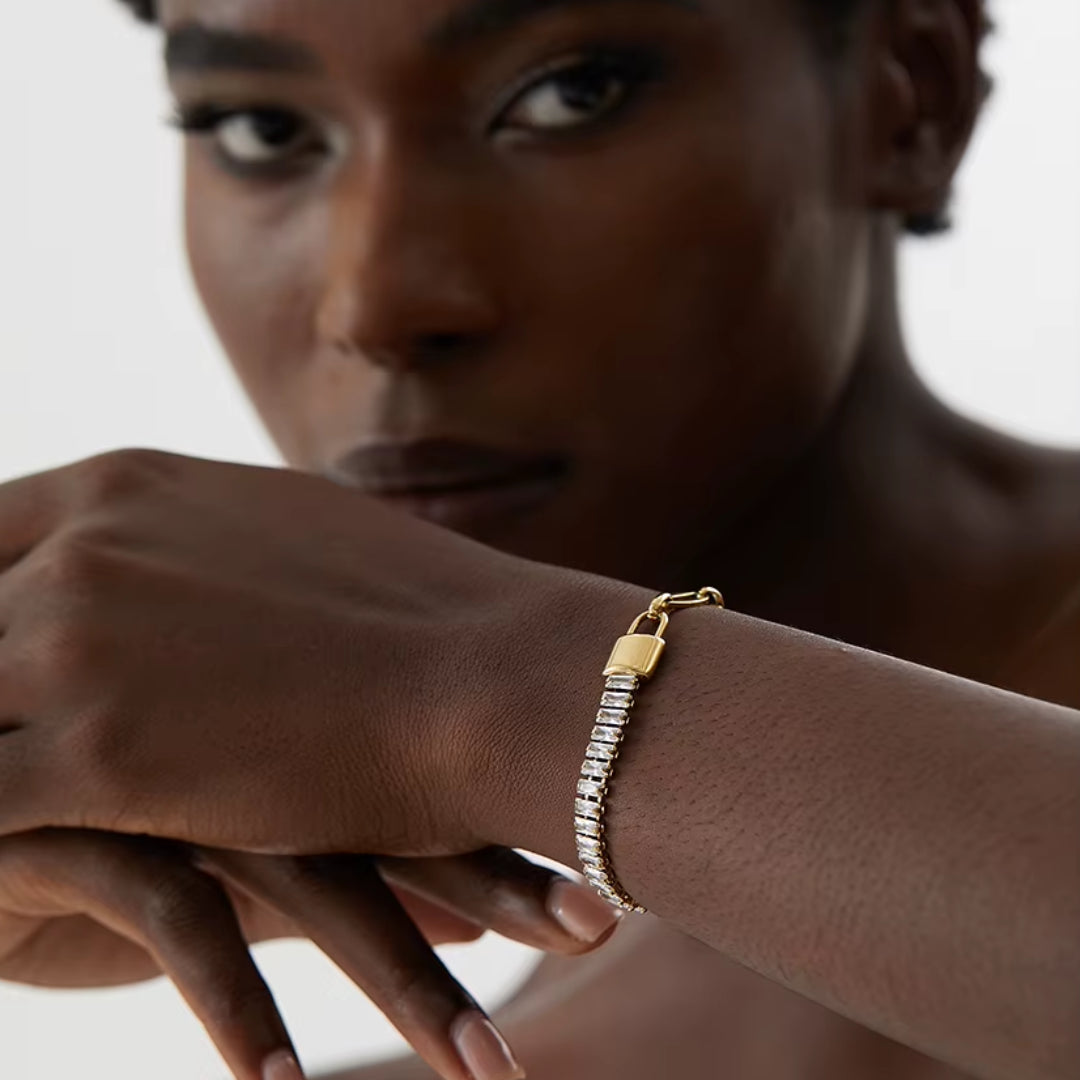 Pulsera de acero inoxidable con baño de oro y zirconia cúbica
https://lenorajewelry.com/pulsera-acero-inoxidable-zirconia-oro