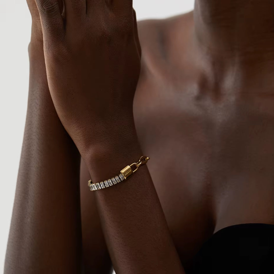 Pulsera de acero inoxidable con baño de oro y zirconia cúbica
https://lenorajewelry.com/pulsera-acero-inoxidable-zirconia-oro