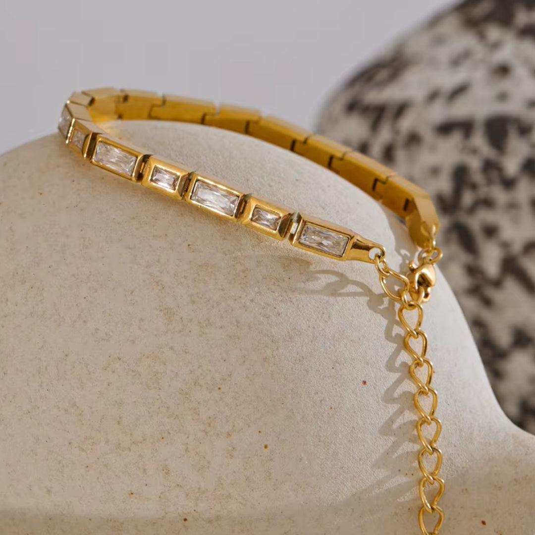 Pulsera ajustable en acero inoxidable plateado y dorado, Brisa Lux – pulsera con circonias cúbicas brillante – lenorajewelry.com/pulsera-brisa-lux, pulsera con circonias, joyería dorada resistente al agua, joyas modernas LENORA, pulsera acero inoxidable mujer, regalo elegante, pulsera lujo plateada