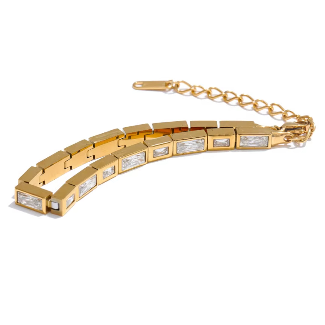 Pulsera ajustable en acero inoxidable plateado y dorado, Brisa Lux – pulsera con circonias cúbicas brillante – lenorajewelry.com/pulsera-brisa-lux, pulsera con circonias, joyería dorada resistente al agua, joyas modernas LENORA, pulsera acero inoxidable mujer, regalo elegante, pulsera lujo plateada