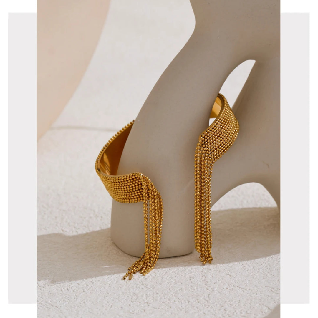 Pulsera con cadenas tipo borla en oro 18K, Pulsera ajustable estilo glam moderno – lenorajewelry.com/pulsera-glamora, pulsera glamora, pulsera de acero inoxidable, joyería mujer elegante, pulsera baño oro 18k, joyas resistentes, brazalete con borlas, set anillo y pulsera