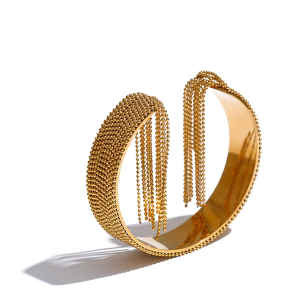 Pulsera con cadenas tipo borla en oro 18K, Pulsera ajustable estilo glam moderno – lenorajewelry.com/pulsera-glamora, pulsera glamora, pulsera de acero inoxidable, joyería mujer elegante, pulsera baño oro 18k, joyas resistentes, brazalete con borlas, set anillo y pulsera