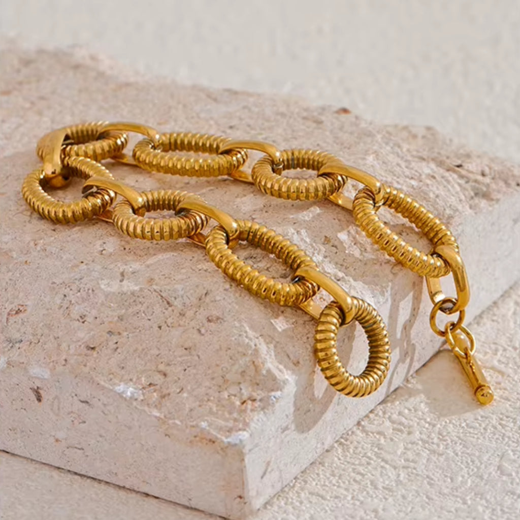 BoldLink Bracelet, pulsera unisex, pulsera de cadena ovalada, acero inoxidable 316L, joyería chapada en oro 18K, pulsera de diseño audaz, accesorio elegante para hombres, accesorio elegante para mujeres, pulsera de textura metálica, Lenora Jewelry, joyería de declaración

