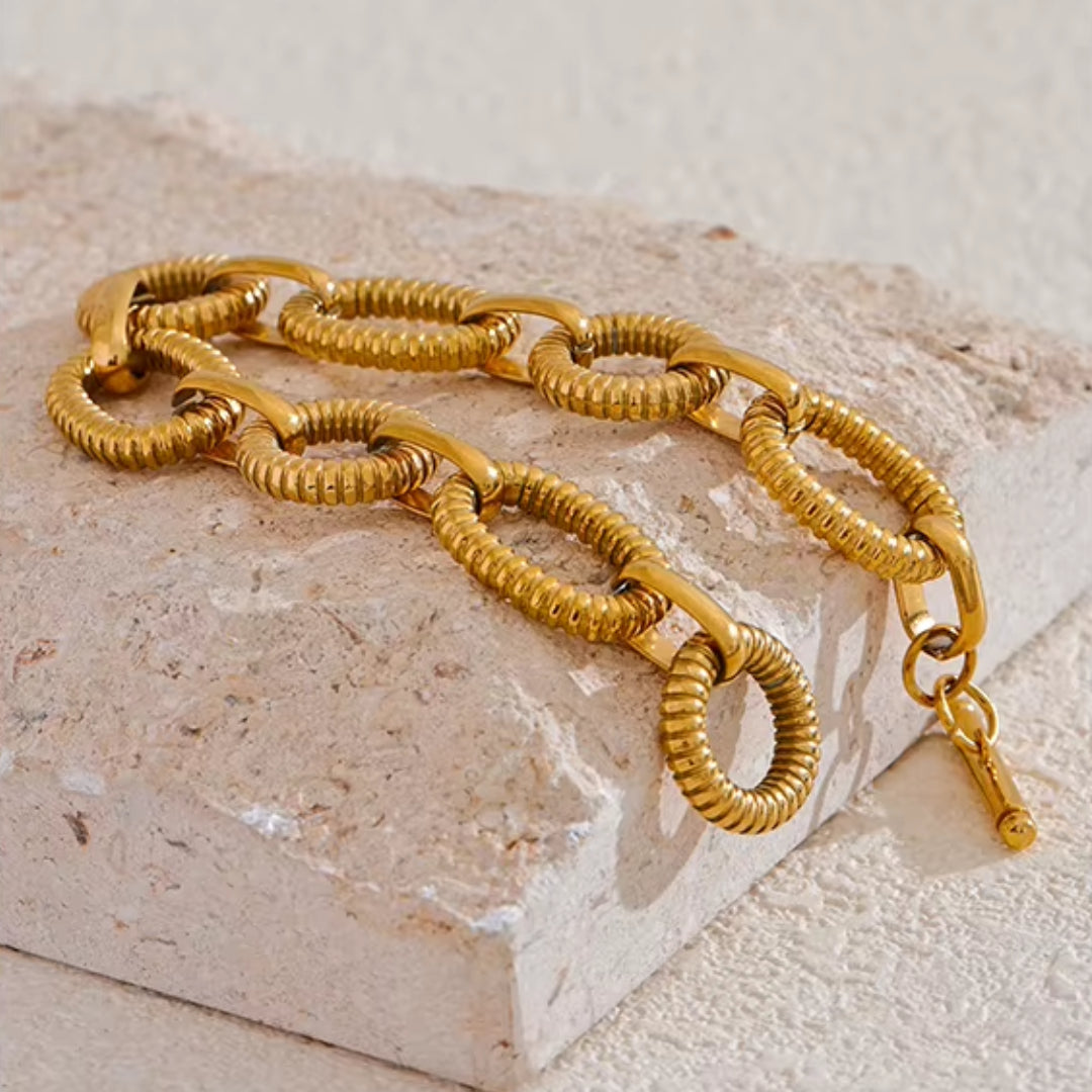 BoldLink Bracelet, pulsera unisex, pulsera de cadena ovalada, acero inoxidable 316L, joyería chapada en oro 18K, pulsera de diseño audaz, accesorio elegante para hombres, accesorio elegante para mujeres, pulsera de textura metálica, Lenora Jewelry, joyería de declaración

