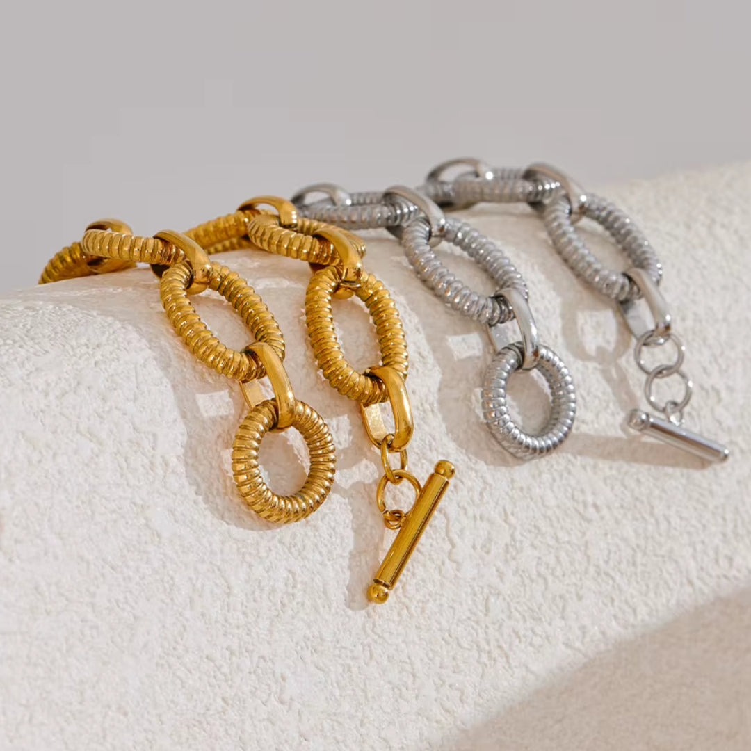 BoldLink Bracelet, pulsera unisex, pulsera de cadena ovalada, acero inoxidable 316L, joyería chapada en oro 18K, pulsera de diseño audaz, accesorio elegante para hombres, accesorio elegante para mujeres, pulsera de textura metálica, Lenora Jewelry, joyería de declaración

