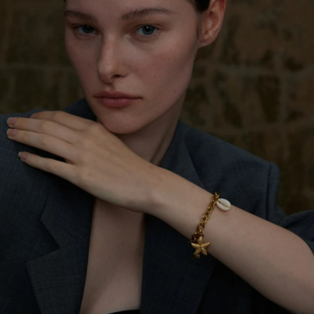 OceanGlow Charm Bracelet, pulsera de conchas naturales, pulsera con estrellas de mar, joyería de verano, pulsera resistente al agua, joyería chapada en oro 18K, pulsera ajustable para mujeres, Lenora Jewelry, accesorios para vacaciones, pulsera con diseño de océano