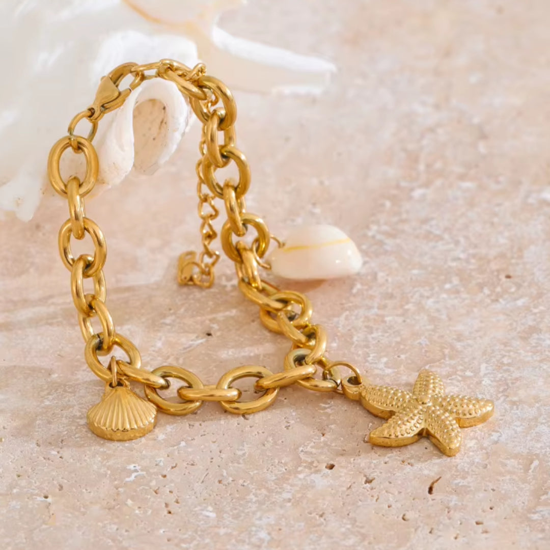 OceanGlow Charm Bracelet, pulsera de conchas naturales, pulsera con estrellas de mar, joyería de verano, pulsera resistente al agua, joyería chapada en oro 18K, pulsera ajustable para mujeres, Lenora Jewelry, accesorios para vacaciones, pulsera con diseño de océano