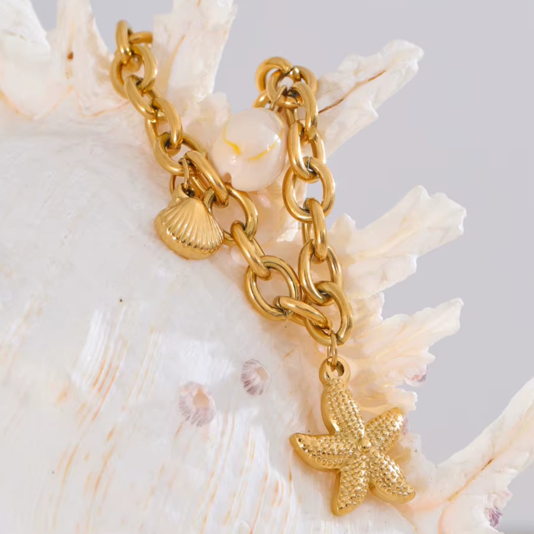 OceanGlow Charm Bracelet, pulsera de conchas naturales, pulsera con estrellas de mar, joyería de verano, pulsera resistente al agua, joyería chapada en oro 18K, pulsera ajustable para mujeres, Lenora Jewelry, accesorios para vacaciones, pulsera con diseño de océano