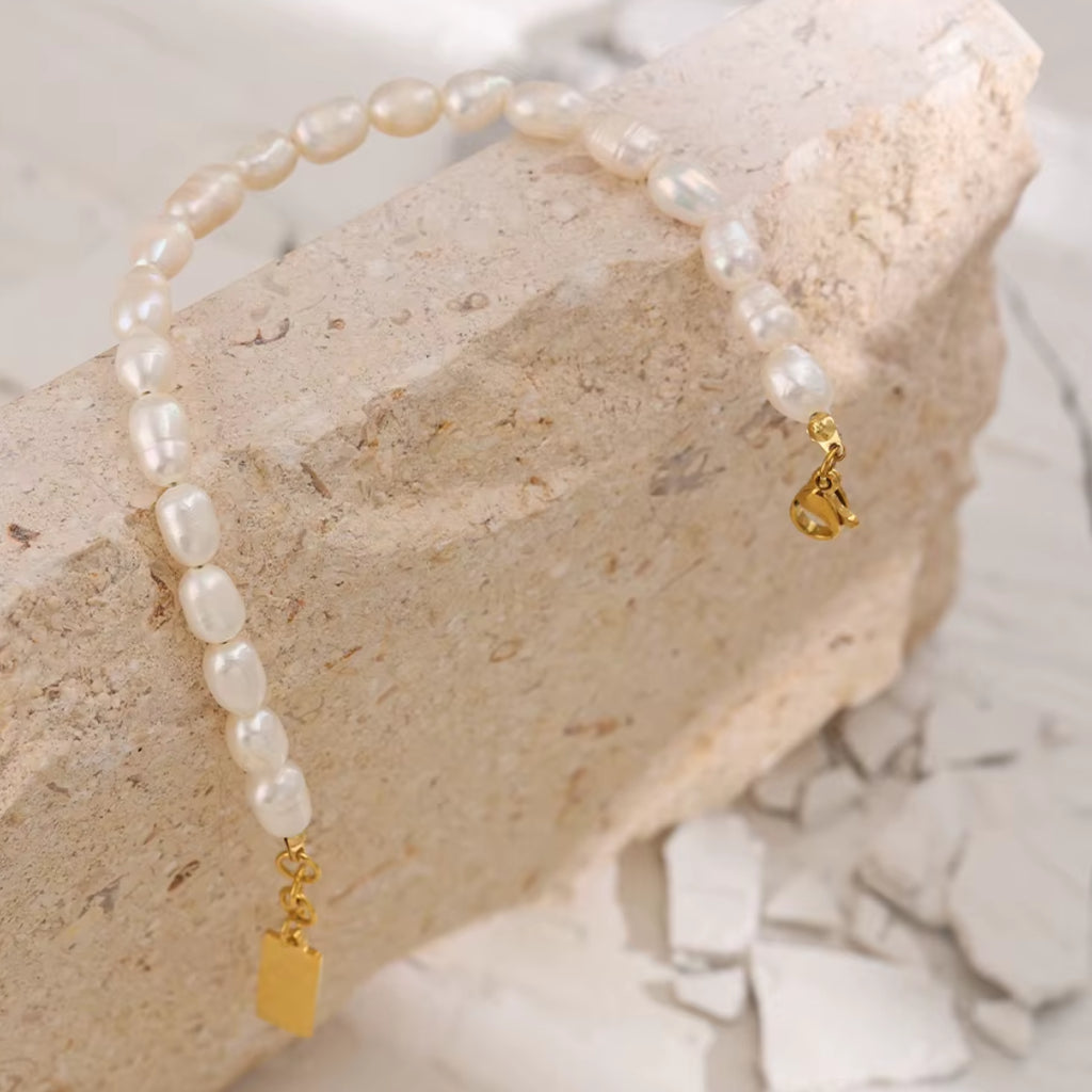 Pulsera de perlas naturales doradas con diseño elegante.
https://lenorajewelry.com/pulsera-perlas-naturales-doradas-lujo-mujeres