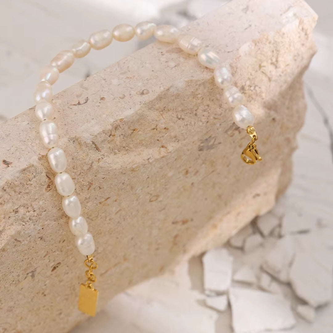 Pulsera de perlas naturales doradas con diseño elegante.
https://lenorajewelry.com/pulsera-perlas-naturales-doradas-lujo-mujeres