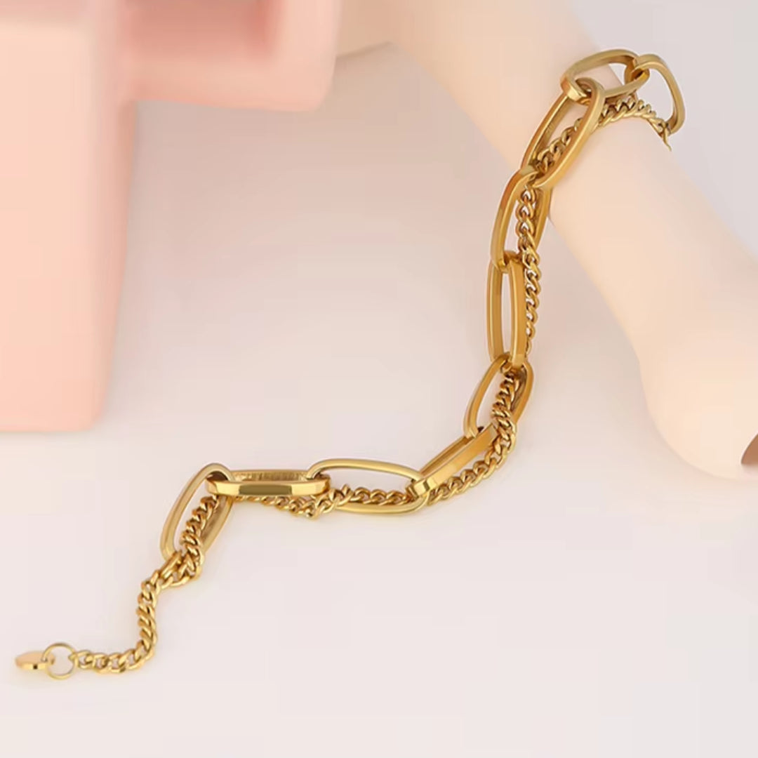 Pulsera dorada de acero inoxidable con textura geométrica
https://lenorajewelry.com/pulsera-acero-inoxidable-dorado-geometrico