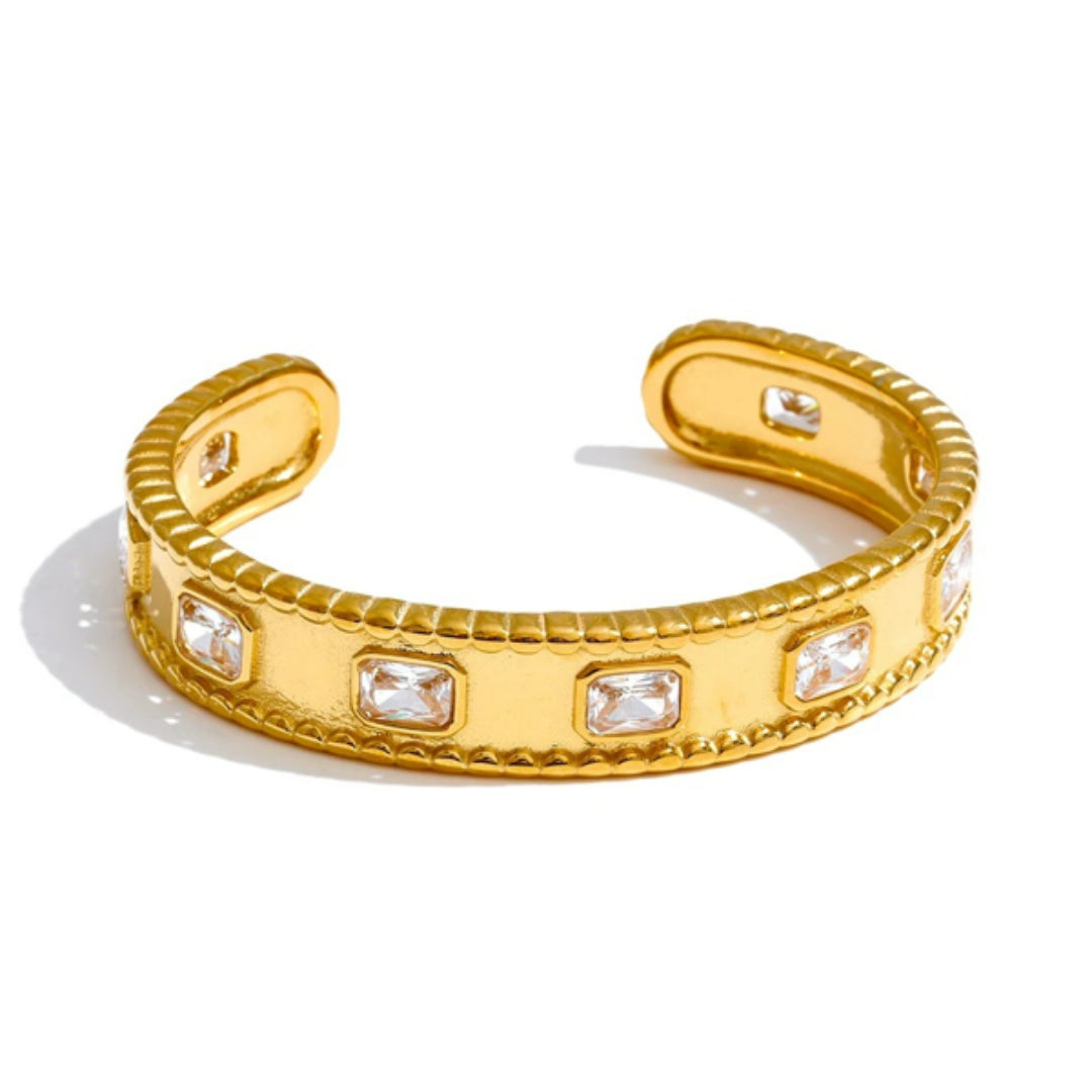 Pulsera dorada elegante tipo cuff – lenorajewelry.com/pulsera-sello-dorado-zirconia, pulsera dorada mujer, brazalete rígido con zirconia, joyería de lujo, accesorios de acero inoxidable, pulsera tipo cuff, joyas resistentes al agua, LENORA joyería