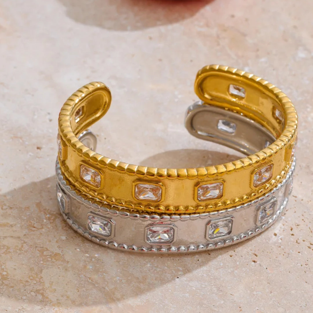 Pulsera dorada elegante tipo cuff – lenorajewelry.com/pulsera-sello-dorado-zirconia, pulsera dorada mujer, brazalete rígido con zirconia, joyería de lujo, accesorios de acero inoxidable, pulsera tipo cuff, joyas resistentes al agua, LENORA joyería
