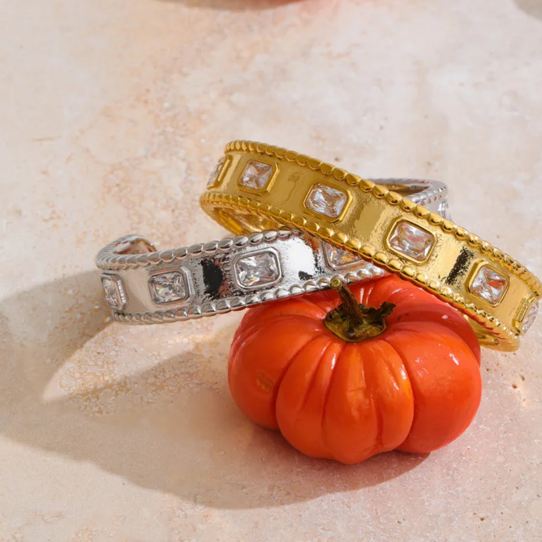 Pulsera dorada elegante tipo cuff – lenorajewelry.com/pulsera-sello-dorado-zirconia, pulsera dorada mujer, brazalete rígido con zirconia, joyería de lujo, accesorios de acero inoxidable, pulsera tipo cuff, joyas resistentes al agua, LENORA joyería
