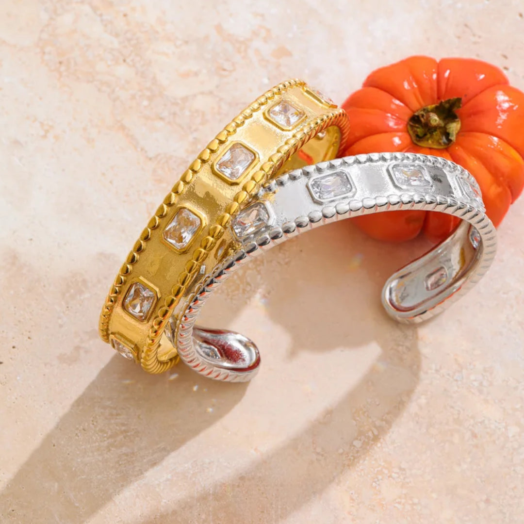 Pulsera dorada elegante tipo cuff – lenorajewelry.com/pulsera-sello-dorado-zirconia, pulsera dorada mujer, brazalete rígido con zirconia, joyería de lujo, accesorios de acero inoxidable, pulsera tipo cuff, joyas resistentes al agua, LENORA joyería