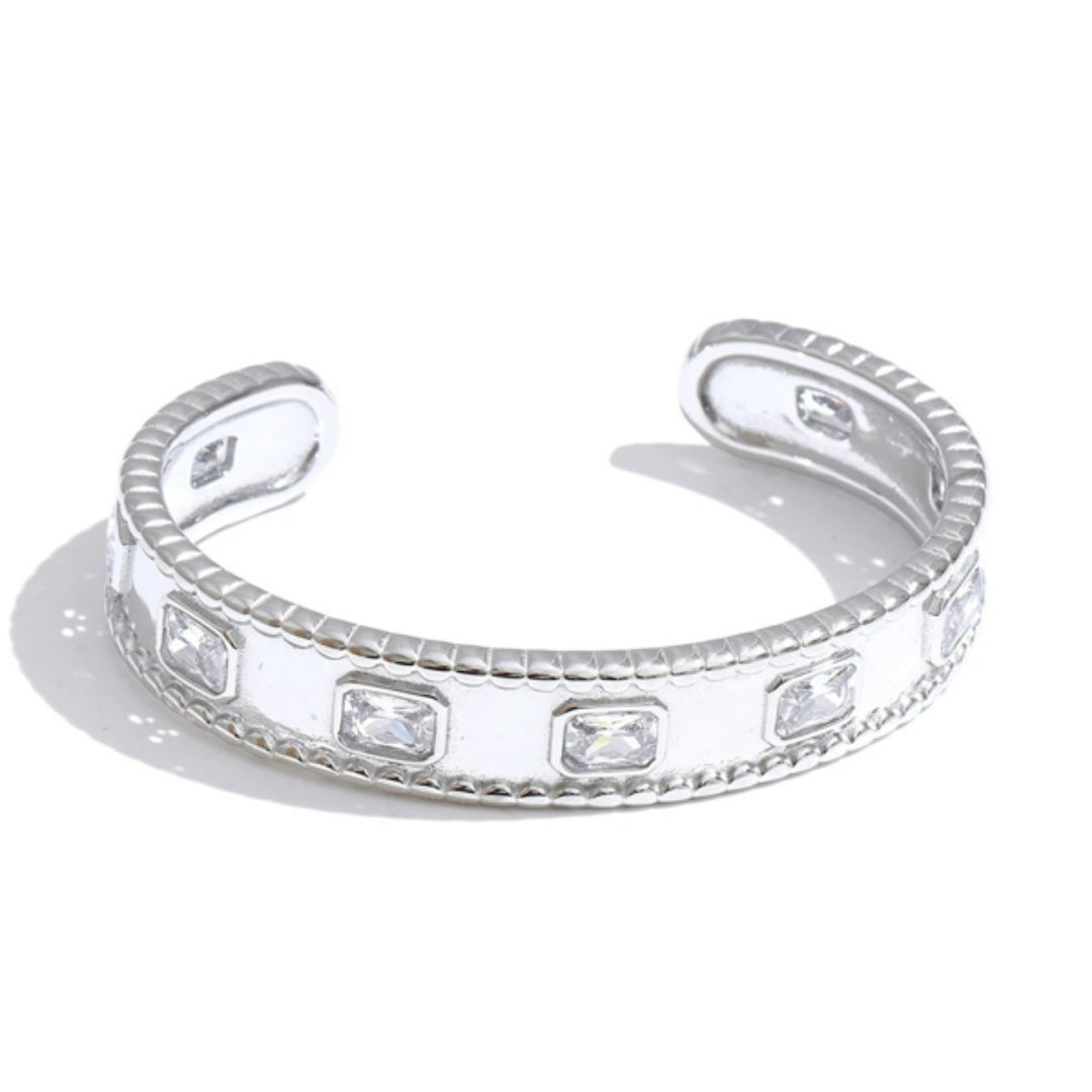 Pulsera dorada elegante tipo cuff – lenorajewelry.com/pulsera-sello-dorado-zirconia, pulsera dorada mujer, brazalete rígido con zirconia, joyería de lujo, accesorios de acero inoxidable, pulsera tipo cuff, joyas resistentes al agua, LENORA joyería