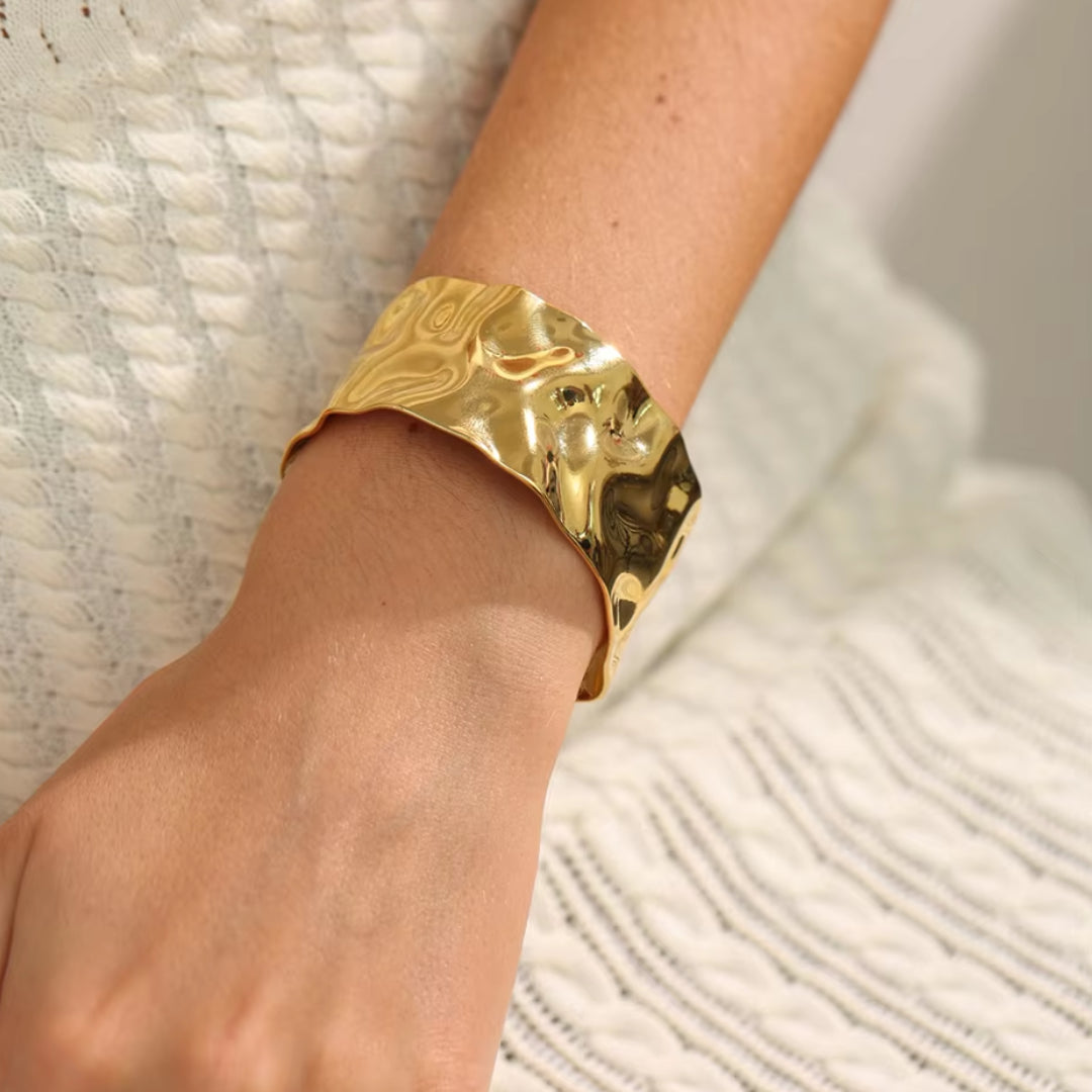 pulsera grande, acero inoxidable, pulsera de oro 18K, joyería impermeable, pulsera abierta, pulsera de declaración, pulsera de moda, joyería elegante, joyería moderna, pulsera para mujer