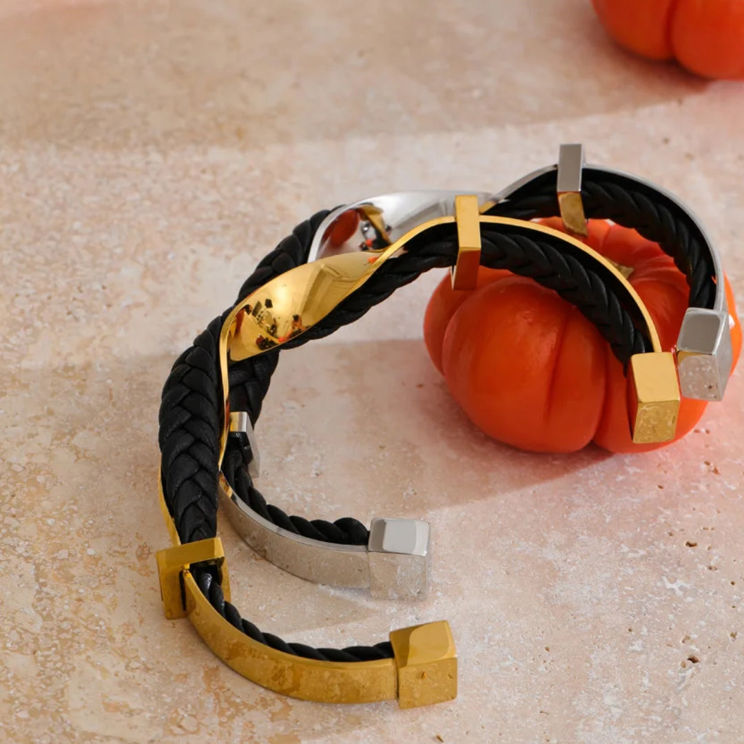 Pulsera trenzada elegante con zirconia cúbica – lenorajewelry.com/pulsera-trenza-dorada-cuero-zirconia, pulsera de cuero mujer, pulsera trenzada dorada, joyería moderna, brazalete con zirconia, pulsera elegante resistente al agua, LENORA joyas