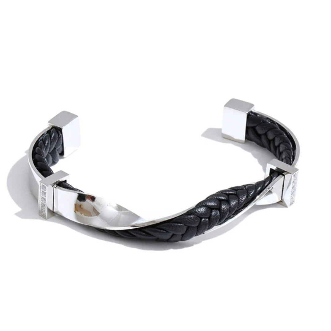 Pulsera trenzada elegante con zirconia cúbica – lenorajewelry.com/pulsera-trenza-dorada-cuero-zirconia, pulsera de cuero mujer, pulsera trenzada dorada, joyería moderna, brazalete con zirconia, pulsera elegante resistente al agua, LENORA joyas