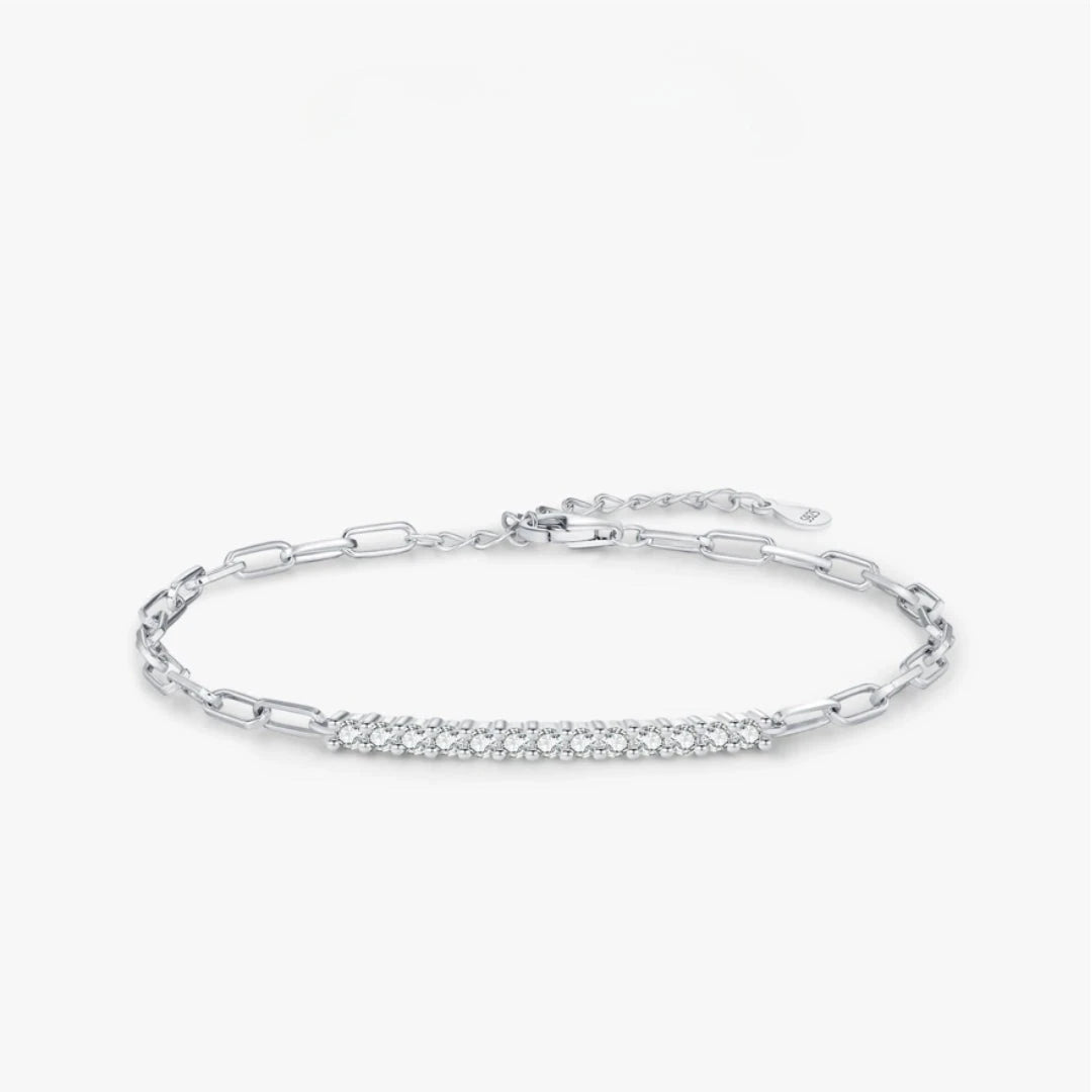 pulsera apilable de plata, pulsera de ley con moissanita, pulsera de plata de ley, pulsera con moissanita brillante, joyería apilable, pulsera de plata elegante, pulsera de lujo con moissanita, joyería de moda, pulsera de alta calidad, accesorio apilable, pulsera de plata para mujeres, pulsera de moissanita, joyería de plata de ley, pulsera sofisticada