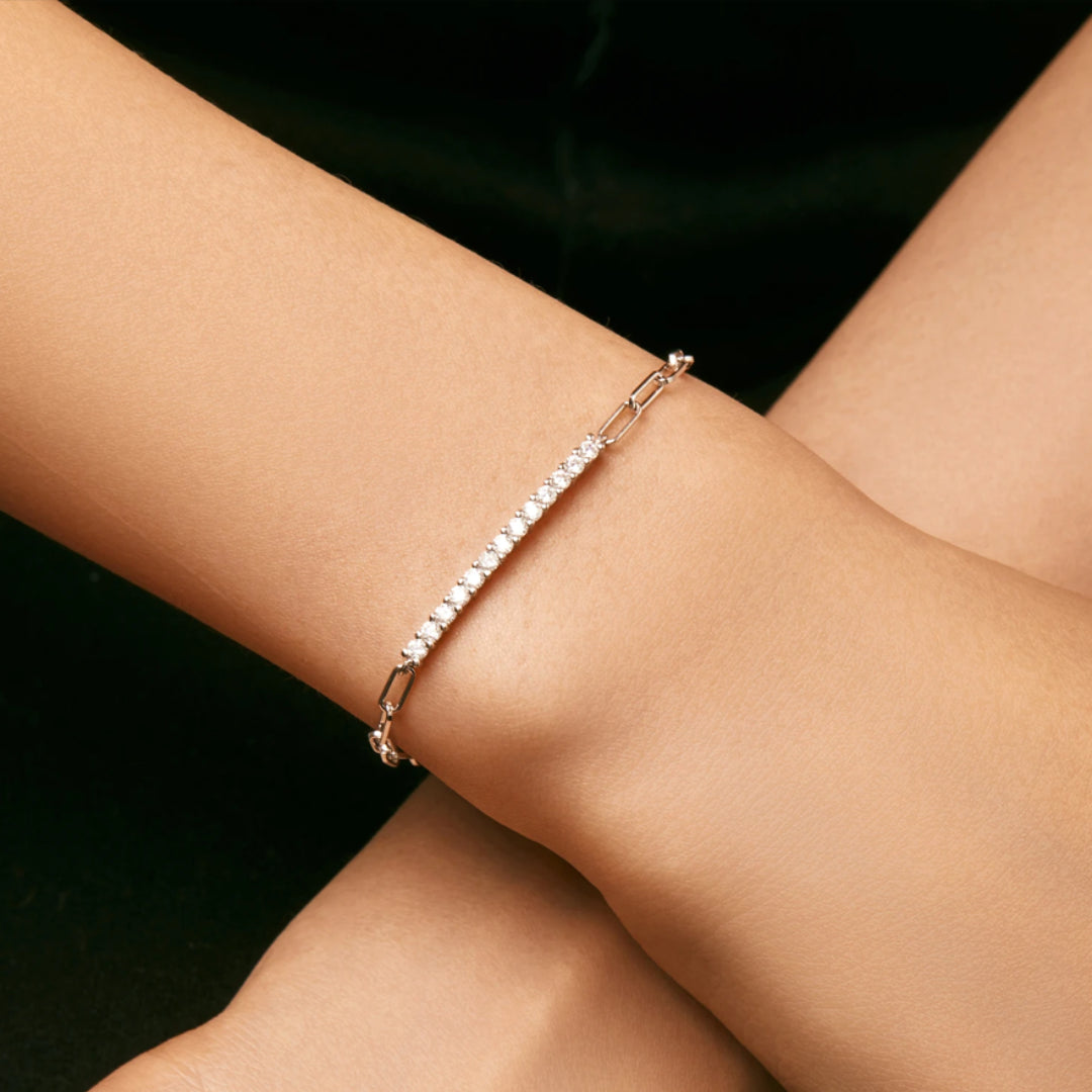 pulsera apilable de plata, pulsera de ley con moissanita, pulsera de plata de ley, pulsera con moissanita brillante, joyería apilable, pulsera de plata elegante, pulsera de lujo con moissanita, joyería de moda, pulsera de alta calidad, accesorio apilable, pulsera de plata para mujeres, pulsera de moissanita, joyería de plata de ley, pulsera sofisticada