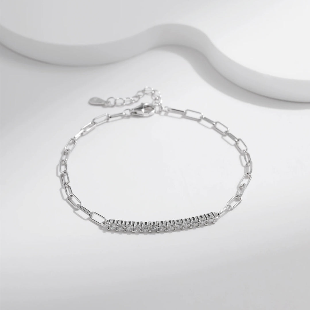 pulsera apilable de plata, pulsera de ley con moissanita, pulsera de plata de ley, pulsera con moissanita brillante, joyería apilable, pulsera de plata elegante, pulsera de lujo con moissanita, joyería de moda, pulsera de alta calidad, accesorio apilable, pulsera de plata para mujeres, pulsera de moissanita, joyería de plata de ley, pulsera sofisticada