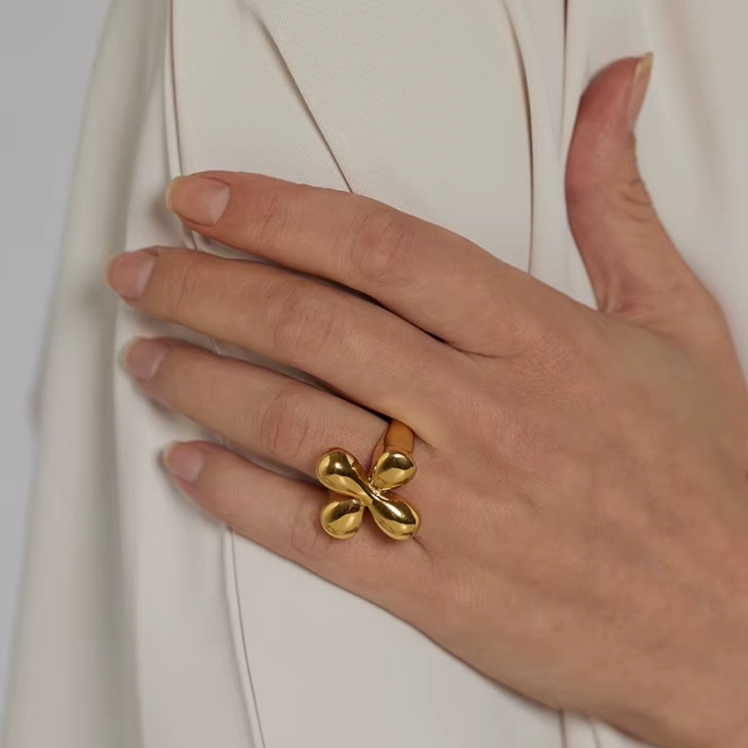 anillo de declaración, anillo acero inoxidable, anillo baño de oro, anillo impermeable, anillo moderno, anillo elegante, anillo para mujeres, joyas de moda, anillo de dedo, anillo texturizado, nuevo diseño.