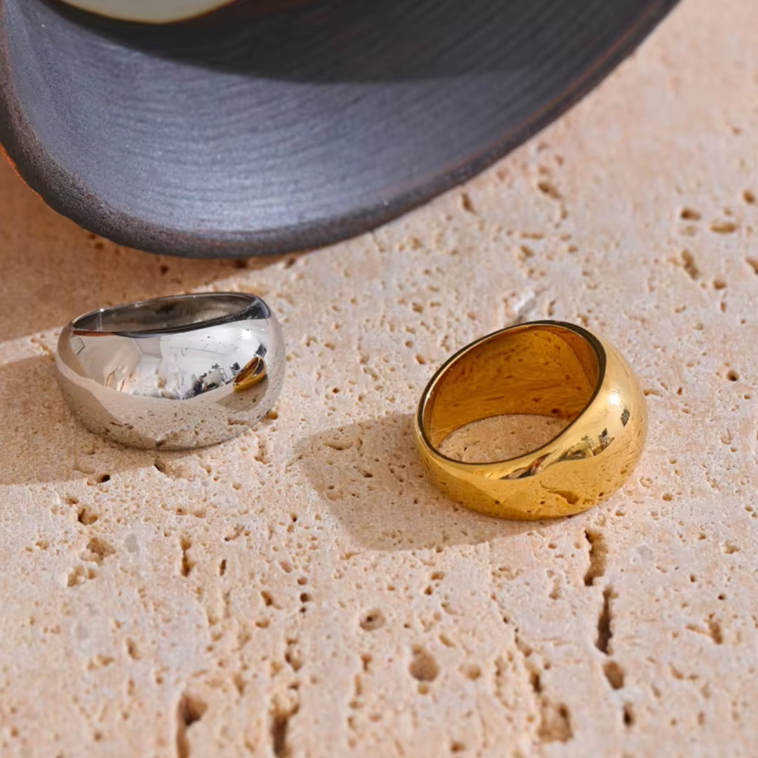 anillo minimalista, acero inoxidable, oro 18k, anillo texturizado, joyería elegante, anillo para mujeres, accesorios de lujo