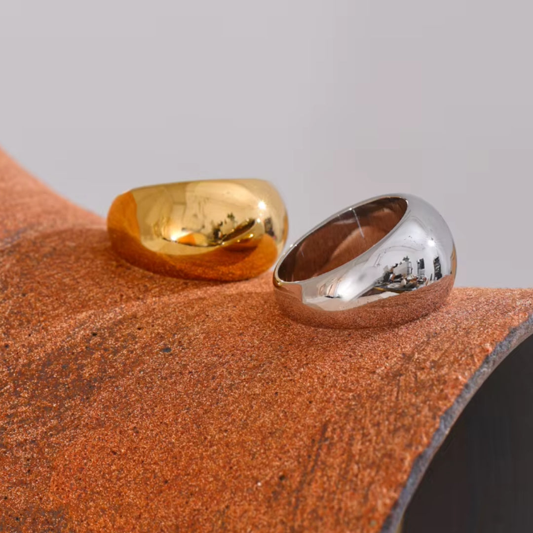 anillo minimalista, acero inoxidable, oro 18k, anillo texturizado, joyería elegante, anillo para mujeres, accesorios de lujo